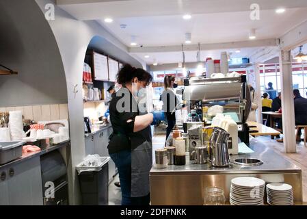 Deux baristas servant du café provenant d'une machine à expresso dans la boulangerie et le café Gails. Banque D'Images