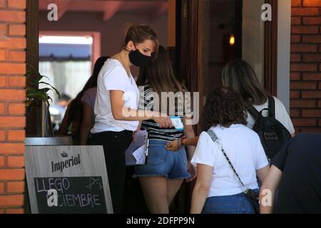 Buenos Aires, Buenos Aires, Argentine. 6 décembre 2020. Restaurants et bars, utilisant le protocole pour COVID 19, ont récupéré l'activité pendant le week-end de vacances prolongé à Buenos Aires, Argentine. Crédit : Claudio Santisteban/ZUMA Wire/Alamy Live News Banque D'Images