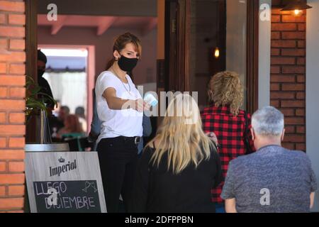 Buenos Aires, Buenos Aires, Argentine. 6 décembre 2020. Restaurants et bars, utilisant le protocole pour COVID 19, ont récupéré l'activité pendant le week-end de vacances prolongé à Buenos Aires, Argentine. Crédit : Claudio Santisteban/ZUMA Wire/Alamy Live News Banque D'Images