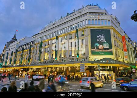 PARIS, FRANCE -24 DEC 2019- vue de nuit du monument Bazar de l Hôtel de ville (BHV) Grand magasin du Marais sur la rue de Rivoli à Paris, France. Banque D'Images