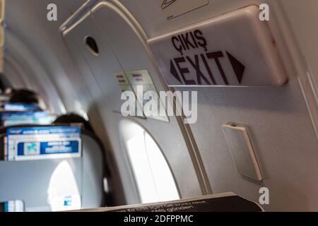Panneau de porte de sortie de secours dans un avion. Banque D'Images