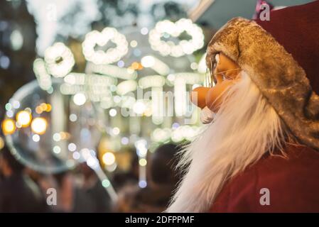 Joyeux Père Noël en lunettes de vue regardant les lumières de noël Banque D'Images