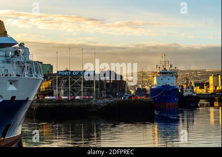 Cork, Irlande. 6 décembre 2020. Le soleil commence à se coucher sur le port de Cork dans la ville de Cork après une journée de soleil d'hiver. Crédit : AG News/Alay Live News Banque D'Images