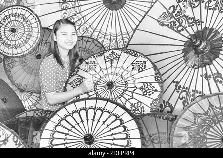 Peintre parasol à Bagan, Myanmar (Birmanie), Asie en février - parasol, parasols, parasols, parasols en noir et blanc monochrome Banque D'Images