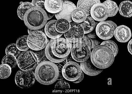 Photo de studio de pièces de livre britannique éparpillées Banque D'Images