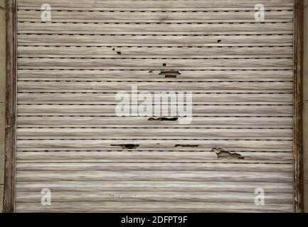 Stores extérieurs cassés dans la maison urbaine, la construction et l'architecture Banque D'Images