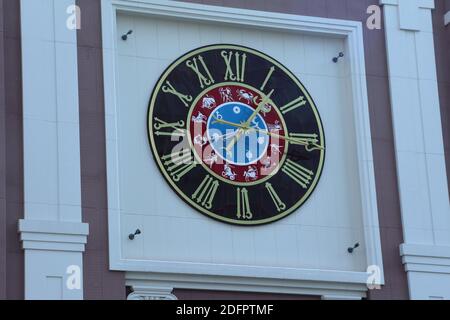 Cadran d'horloge astronomique de Yokohama Tokyo Japon affichant l'heure en chiffres romains, les signes actuels du zodiaque et les symboles de la planète. Banque D'Images