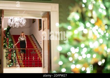 Washington, États-Unis d'Amérique. 29 novembre 2020. La première dame Melania Trump descend le Grand escalier de la Maison Blanche dimanche 29 novembre 2020, alors qu'elle arrive pour examiner les décorations de Noël. People: First Lady Melania Trump Credit: Storms Media Group/Alamy Live News Banque D'Images