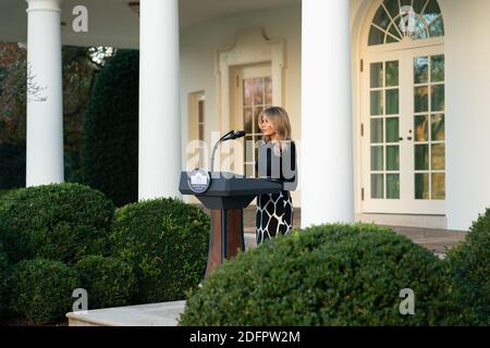 Washington, États-Unis d'Amérique. 20 novembre 2020. La première dame Melania Trump prononce un discours lors du dévoilement de la sculpture d'Isamu Noguchi 'Floor Frame' le vendredi 20 novembre 2020, dans le jardin des roses de la Maison Blanche. People: First Lady Melania Trump Credit: Storms Media Group/Alamy Live News Banque D'Images