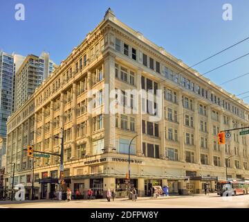 Paysage urbain du grand magasin de la baie d'Hudson sur la rue Granville au centre-ville de Vancouver, C.-B./Canada-novembre 1,2020. Photo mobile, vue sur la rue, Banque D'Images