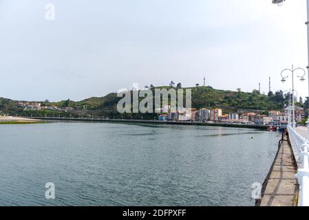 Ribadesella village vue aérienne dans les Asturies d'Espagne. Banque D'Images