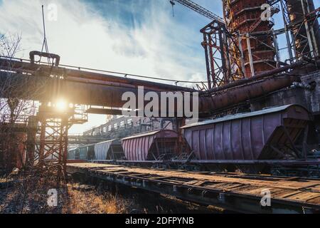 Haut fourneau d'usine métallurgique ou d'usine chimique avec chemin de fer industriel et wagons de fret. Banque D'Images