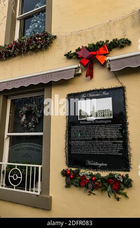 Le Victoria Inn pub et restaurant sur court Street avec des décorations de Noël festives, Haddington, East Lothian, Écosse, Royaume-Uni Banque D'Images