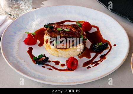 foie gras de canard poêlé avec brioche grillée, baies et sauce à la vanille Banque D'Images