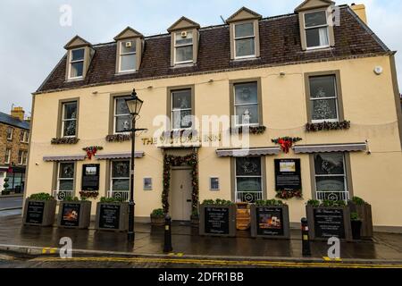 Le Victoria Inn pub et restaurant sur court Street avec des décorations de Noël festives, Haddington, East Lothian, Écosse, Royaume-Uni Banque D'Images