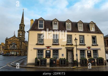 Le Victoria Inn pub et restaurant sur court Street avec des décorations de Noël festives, Haddington, East Lothian, Écosse, Royaume-Uni Banque D'Images