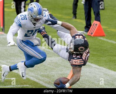 Chicago, États-Unis. 06e décembre 2020. Les Chicago Bears reviennent David Montgomery (32) plonge dans la zone d'extrémité pour le premier trimestre de toucher devant les Detroit Lions Strong Safety Duron Harmon (26) au Soldier Field à Chicago le dimanche 6 décembre 2020. Photo par Mark Black/UPI crédit: UPI/Alay Live News Banque D'Images