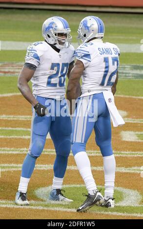 Chicago, États-Unis. 06e décembre 2020. Les Detroit Lions de retour Adrian Peterson (28) célèbre son premier trimestre de rencontre avec le receveur de l'ensemble des Detroit Lions Mohamed SANU (12) au Soldier Field de Chicago, le dimanche 6 décembre 2020. Photo par Mark Black/UPI crédit: UPI/Alay Live News Banque D'Images