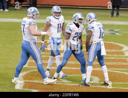 Chicago, États-Unis. 06e décembre 2020. Les Lions de Detroit Marvin Hall (17), Marvin Jones (11) et Mohamed SANU (12) félicitent les Detroit Lions qui ont raréné Adrian Peterson (28) lors de son premier quart de match contre les Chicago Bears à Soldier Field, à Chicago, le dimanche 6 décembre 2020. Photo par Mark Black/UPI crédit: UPI/Alay Live News Banque D'Images