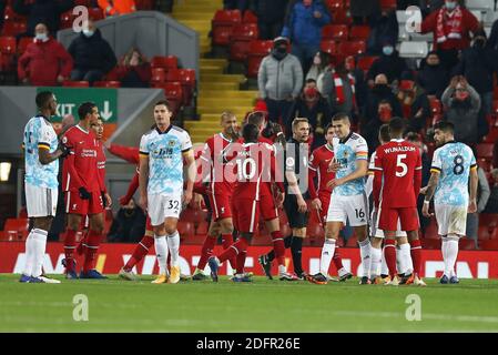 Liverpool, Royaume-Uni. 06th Dec, 2020. L'arbitre Craig Pawson (c) et les joueurs attendent une décision du VAR sur une pénalité. Premier League Match, Liverpool et Wolverhampton Wanderers au stade Anfield de Liverpool, en Angleterre, le dimanche 6 décembre 2020. Cette image ne peut être utilisée qu'à des fins éditoriales. Utilisation éditoriale uniquement, licence requise pour une utilisation commerciale. Aucune utilisation dans les Paris, les jeux ou les publications d'un seul club/ligue/joueur.pic par Chris Stading/Andrew Orchard sports Photography/Alamy Live News crédit: Andrew Orchard sports Photography/Alamy Live News Banque D'Images