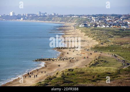 Bournemouth, Royaume-Uni. 6 décembre 2020. Des centaines de personnes se sont empaillés contre le froid pour rencontrer des amis et de la famille pour profiter d'une promenade au soleil sur la plage de Southbourne, sur la côte du Dorset. Crédit: Richard Crease/Alay Live News Banque D'Images