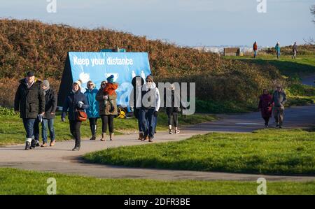 Bournemouth, Royaume-Uni. 6 décembre 2020. Des centaines de personnes se sont empaillés contre le froid pour rencontrer des amis et de la famille pour profiter d'une promenade au soleil à Hengsitbury Head à Bournemouth sur la côte Dorset. Credit: Richard Crease/Alay Live News Banque D'Images