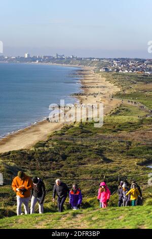 Bournemouth, Royaume-Uni. 6 décembre 2020. Des centaines de personnes se sont empaillés contre le froid pour rencontrer des amis et de la famille pour profiter d'une promenade au soleil à Hengsitbury Head à Bournemouth sur la côte Dorset. Credit: Richard Crease/Alay Live News Banque D'Images