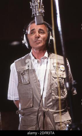 Photo non datée de Charles Aznavour dans un studio d'enregistrement. Le chanteur et compositeur français Charles Aznavour est décédé à 94 ans après une carrière de plus de 80 ans, l'étoile est décédée dans l'une de ses maisons du sud-est de la France. L'interprète, né d'immigrants arméniens, a vendu plus de 180 millions de disques et a été présenté dans plus de 60 films. Photo de Pascal baril/ABACAPRESS.COM Banque D'Images