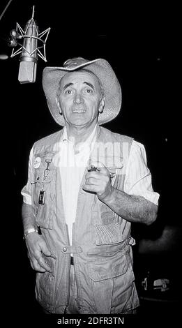 Photo non datée de Charles Aznavour dans un studio d'enregistrement. Le chanteur et compositeur français Charles Aznavour est décédé à 94 ans après une carrière de plus de 80 ans, l'étoile est décédée dans l'une de ses maisons du sud-est de la France. L'interprète, né d'immigrants arméniens, a vendu plus de 180 millions de disques et a été présenté dans plus de 60 films. Photo de Pascal baril/ABACAPRESS.COM Banque D'Images