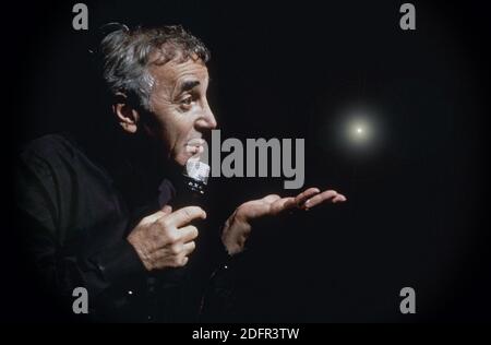 Photo non datée de Charles Aznavour sur scène. Le chanteur et compositeur français Charles Aznavour est décédé à 94 ans après une carrière de plus de 80 ans, l'étoile est décédée dans l'une de ses maisons du sud-est de la France. L'interprète, né d'immigrants arméniens, a vendu plus de 180 millions de disques et a été présenté dans plus de 60 films. Photo de Pascal baril/ABACAPRESS.COM Banque D'Images