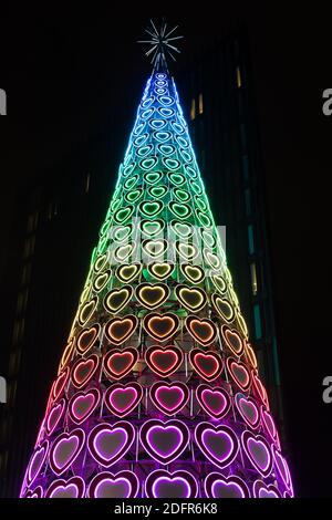 Toutes les couleurs de l'arc-en-ciel illuminent l'arbre de Noël dans le centre commercial Liverpool One, composé de coeurs. Banque D'Images