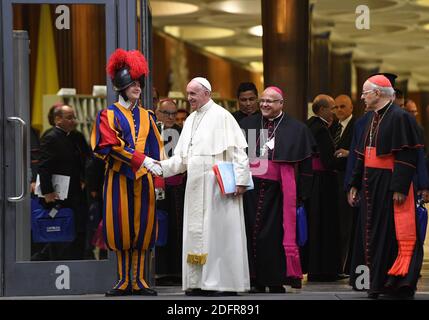 Le Pape François salue une Garde suisse pontificale à la suite de la session d'ouverture de la XV Assemblée générale ordinaire du Synode des Evêques sur les jeunes, la foi et le discernement professionnel, le 3 octobre 2018 au Vatican. Photo: Eric Vandeville/ABACAPRESS.COM Banque D'Images