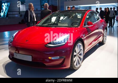 Tesla modèle 3 lors du salon de l'automobile de Paris 2018, connu sous le nom de mondial de l'automobile, qui s'est tenu au parc des expositions de la porte de Versailles à Paris, en France, le 2 octobre 2018. Photo de Nicolas Genin/ABACAPRESS.COM Banque D'Images