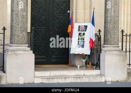 Tableau d'hommage avec photo du chanteur français Charles Aznavour devant une église orthodoxe arménienne à Paris. Charles Aznavour est décédé le 1er octobre 2019 à 94 heures à Paris, France, le 04 octobre 2018. Photo de Nasser Berzane/ABACAPRESS.COM. Banque D'Images