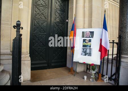 Tableau d'hommage avec photo du chanteur français Charles Aznavour devant une église orthodoxe arménienne à Paris. Charles Aznavour est décédé le 1er octobre 2019 à 94 heures à Paris, France, le 04 octobre 2018. Photo de Nasser Berzane/ABACAPRESS.COM. Banque D'Images