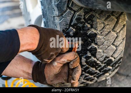 Réparation de pneus de type expédition sur la route de la soie à Murghab, Tadjikistan Banque D'Images