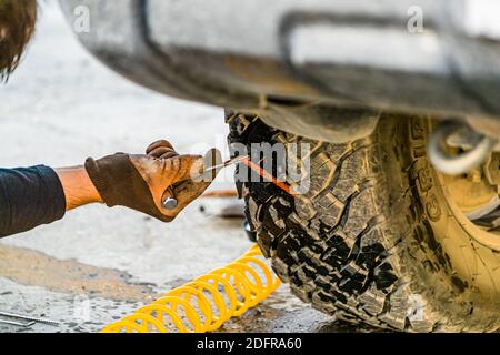 Réparation de pneus de type expédition sur la route de la soie à Murghab, Tadjikistan Banque D'Images