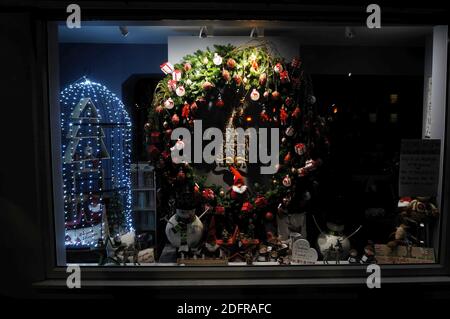 une exposition festive dans une fenêtre illuminée du magasin la nuit Banque D'Images