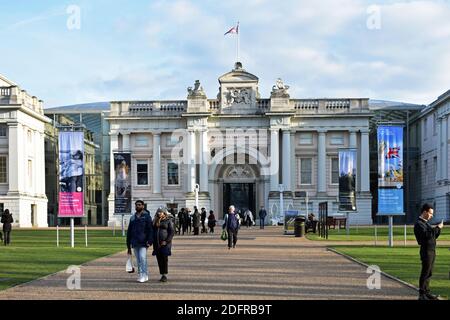 Les visiteurs marchent le long du chemin qui mène au Musée maritime national de Greenwich, Londres. Des affiches le long du chemin annoncent des expositions. Banque D'Images