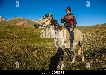 Jeune nomade sur le cheval, Kirghizstan Banque D'Images