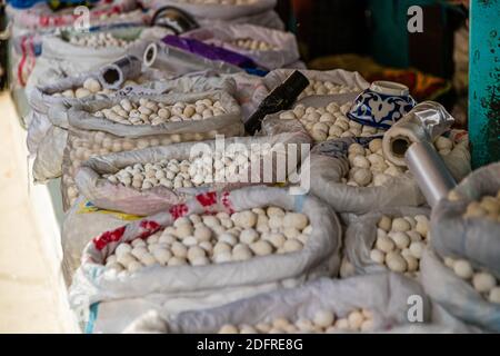 Kashk dans le marché de la ville de Osh, Kirghizistan Banque D'Images