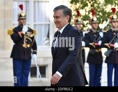 Le président français Emmanuel Macron reçoit le président ouzbek Chavkat Mirziyoïev au Palais présidentiel de l'Elysée à Paris, en France, le 09 octobre 2018. Photo de Christian Liewig/ABACAPRESS.COM Banque D'Images