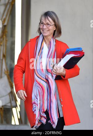 La ministre française de la Culture, Françoise Nyssen, quitte la réunion hebdomadaire du cabinet à l'Elysée Palace à Paris, en France, le 10 octobre 2018. Photo de Christian Liewig/ABACAPRESS.COM Banque D'Images