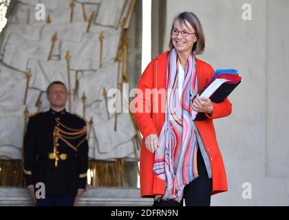 La ministre française de la Culture, Françoise Nyssen, quitte la réunion hebdomadaire du cabinet à l'Elysée Palace à Paris, en France, le 10 octobre 2018. Photo de Christian Liewig/ABACAPRESS.COM Banque D'Images