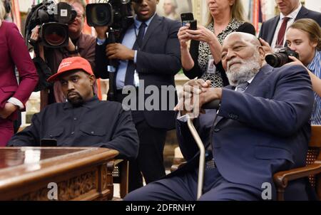 Le président américain Donald Trump organise un déjeuner de travail avec l'artiste Kanye West (L) et l'ex-star de la NFL Jim Brown (R) pour discuter du système de justice pénale et de la réforme pénitentiaire dans le Bureau ovale de la Maison Blanche le 11 octobre 2018 à Washington, DC. Photo par Olivier Douliery/Abaca Press Banque D'Images