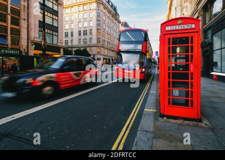 Icônes de Londres. Taxi noir, bus à impériale rouge et cabine téléphonique au Strand, une célèbre rue de Londres Banque D'Images