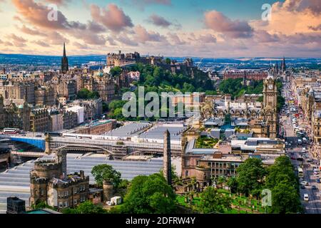 La ville d'Edimbourg en Ecosse au coucher du soleil - avec Vue sur le Csatle d'Édimbourg et plusieurs sites Banque D'Images