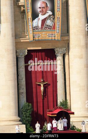 Portrait de Paul VI sur le devant de la basilique Saint-Pierre. Le pape François dirige une messe pour une cérémonie de canonisation du pape Paul VI et de l'archevêque salvadorien martyr Oscar Romero sur la place Saint-Pierre au Vatican, le 14 octobre 2018. Lors d'une cérémonie devant des dizaines de milliers de personnes, François a déclaré les deux hommes saints avec cinq autres personnes moins connues qui sont nées en Italie, en Allemagne et en Espagne aux XVIIIe et XIXe siècles. Photo: Eric Vandeville/ABACAPRESS.COM Banque D'Images