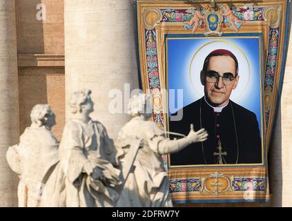 Portrait d'Oscar Romero à l'avant de la basilique Saint-Pierre. Le pape François dirige une messe pour une cérémonie de canonisation du pape Paul VI et de l'archevêque salvadorien martyr Oscar Romero sur la place Saint-Pierre au Vatican, le 14 octobre 2018. Lors d'une cérémonie devant des dizaines de milliers de personnes, François a déclaré les deux hommes saints avec cinq autres personnes moins connues qui sont nées en Italie, en Allemagne et en Espagne aux XVIIIe et XIXe siècles. Photo: Eric Vandeville/ABACAPRESS.COM Banque D'Images