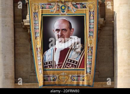 Portrait de Paul VI sur le devant de la basilique Saint-Pierre. Le pape François dirige une messe pour une cérémonie de canonisation du pape Paul VI et de l'archevêque salvadorien martyr Oscar Romero sur la place Saint-Pierre au Vatican, le 14 octobre 2018. Lors d'une cérémonie devant des dizaines de milliers de personnes, François a déclaré les deux hommes saints avec cinq autres personnes moins connues qui sont nées en Italie, en Allemagne et en Espagne aux XVIIIe et XIXe siècles. Photo: Eric Vandeville/ABACAPRESS.COM Banque D'Images